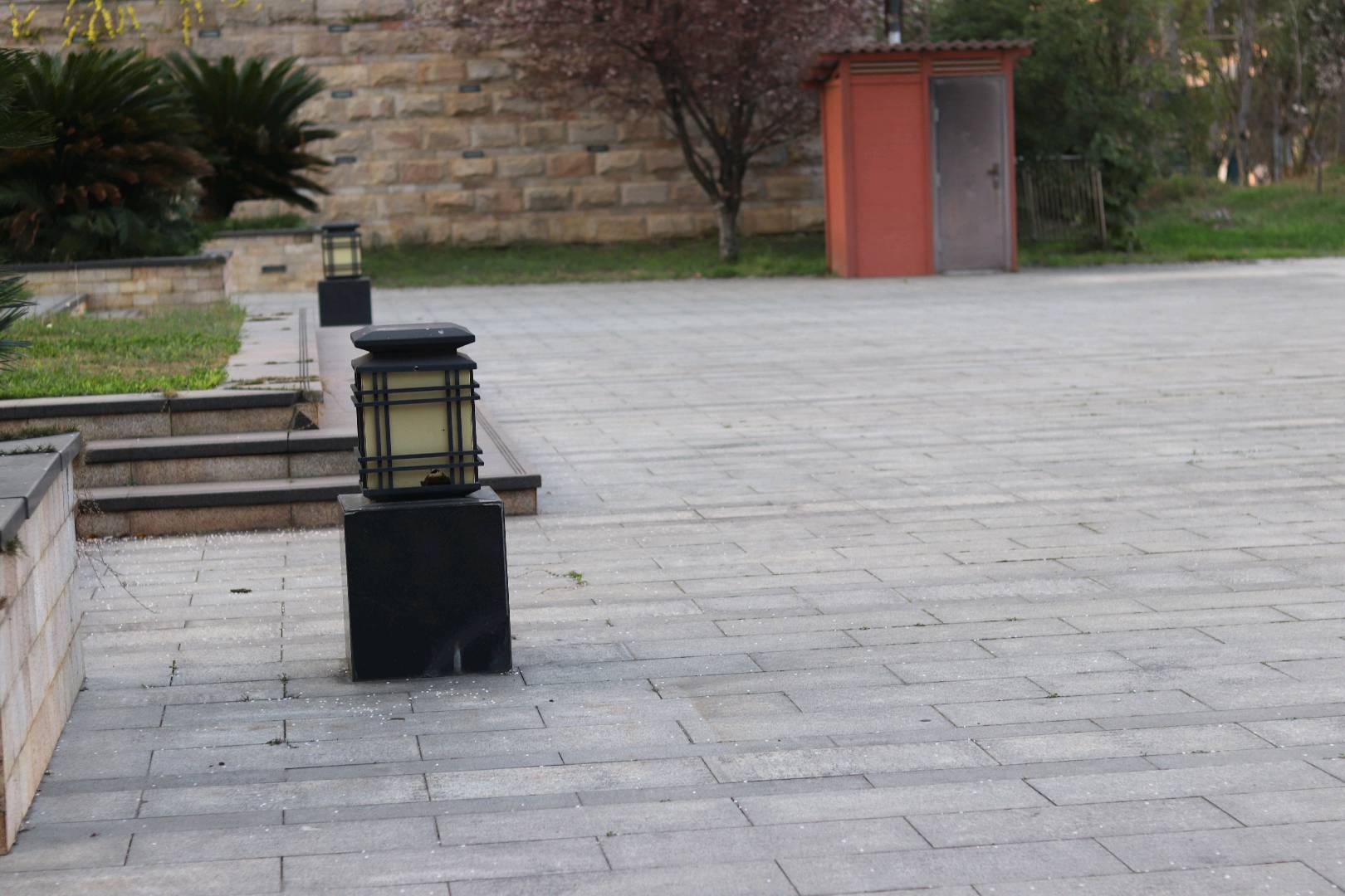 风很轻，云很慢，日子安安静静，心也慢慢变柔软。